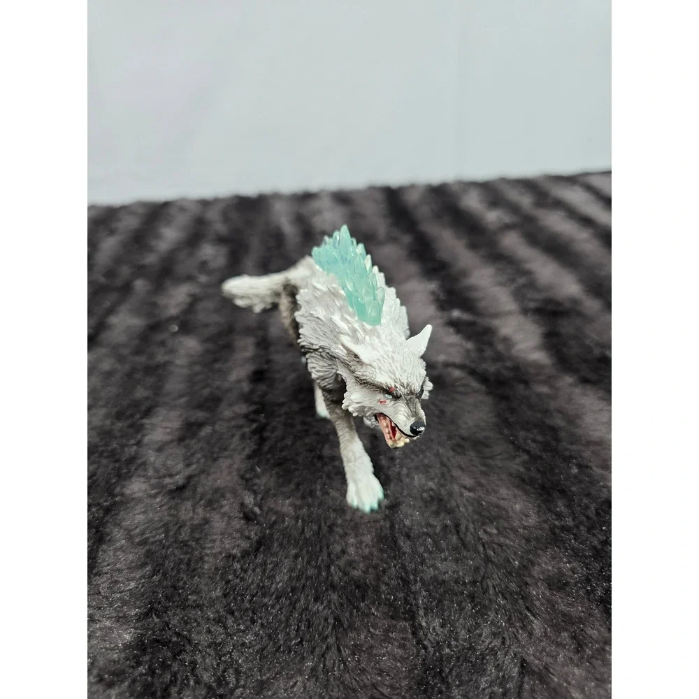 Schleich Eldrador Snow Wolf 2017 Fantasy Figure White Grey Blue Ice Crystals